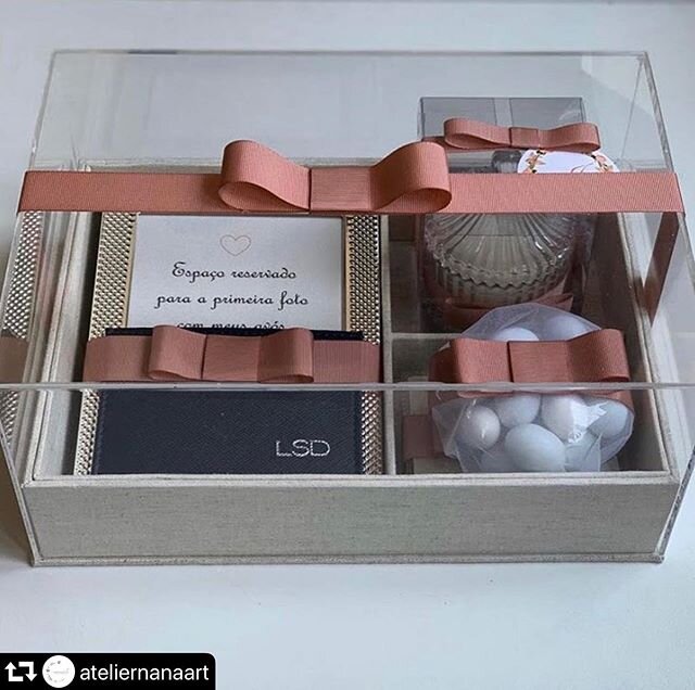 #repost @ateliernanaart
・・・
Um super kit em uma super caixa! Base revestida em linho e tampa em acr&iacute;lico 🎁😍
Am&ecirc;ndoas @buoniconfetti 
Porta Cart&otilde;es @uindistore ✅Nossa revendedora nos EUA @shop2souls⠀ 
Or&ccedil;amento pelo WhatsA