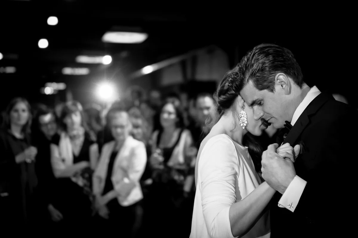 Bruid en bruidegom dansen voor hun trouwfeest