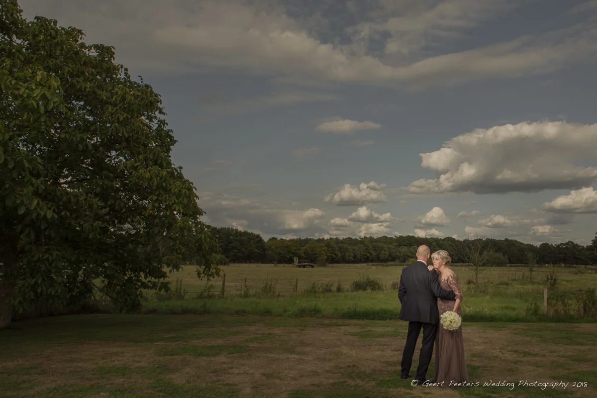 Bruid en bruidegom poseren voor hun trouw aan Prinsenhof in Herenthout