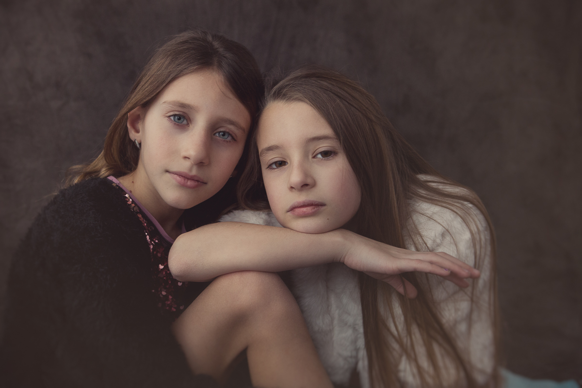 portret van twee meisjes met met natuurlijk daglicht