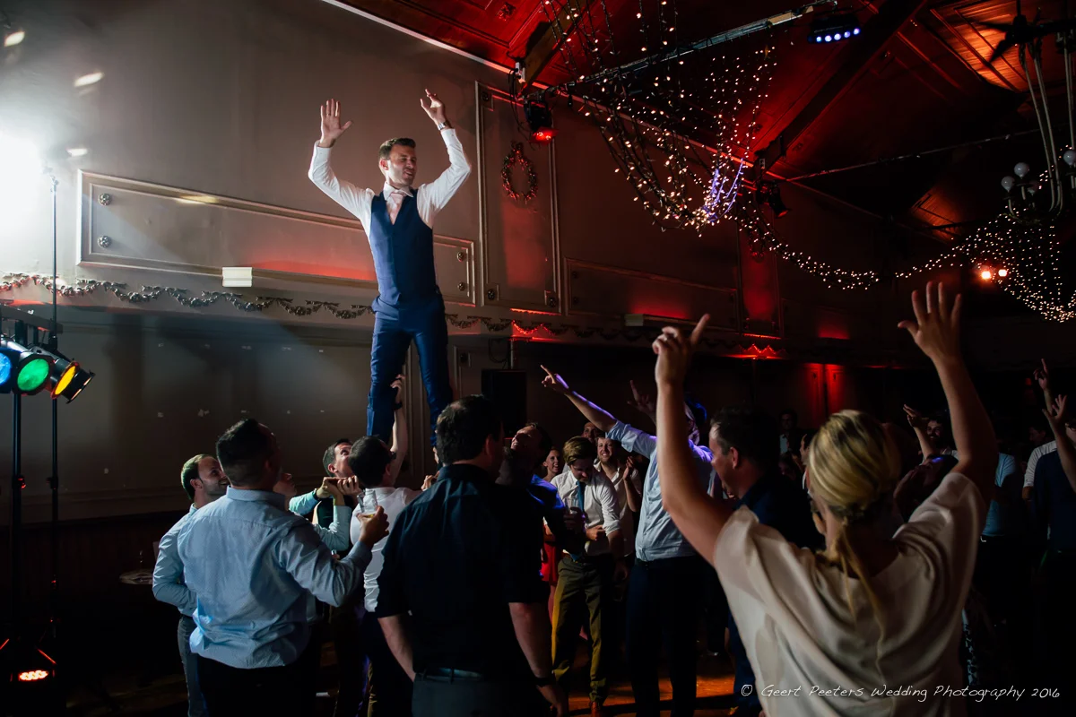 Bruidegom danst op trouwfeest in Eldorado te Humbeek voor zijn trouw
