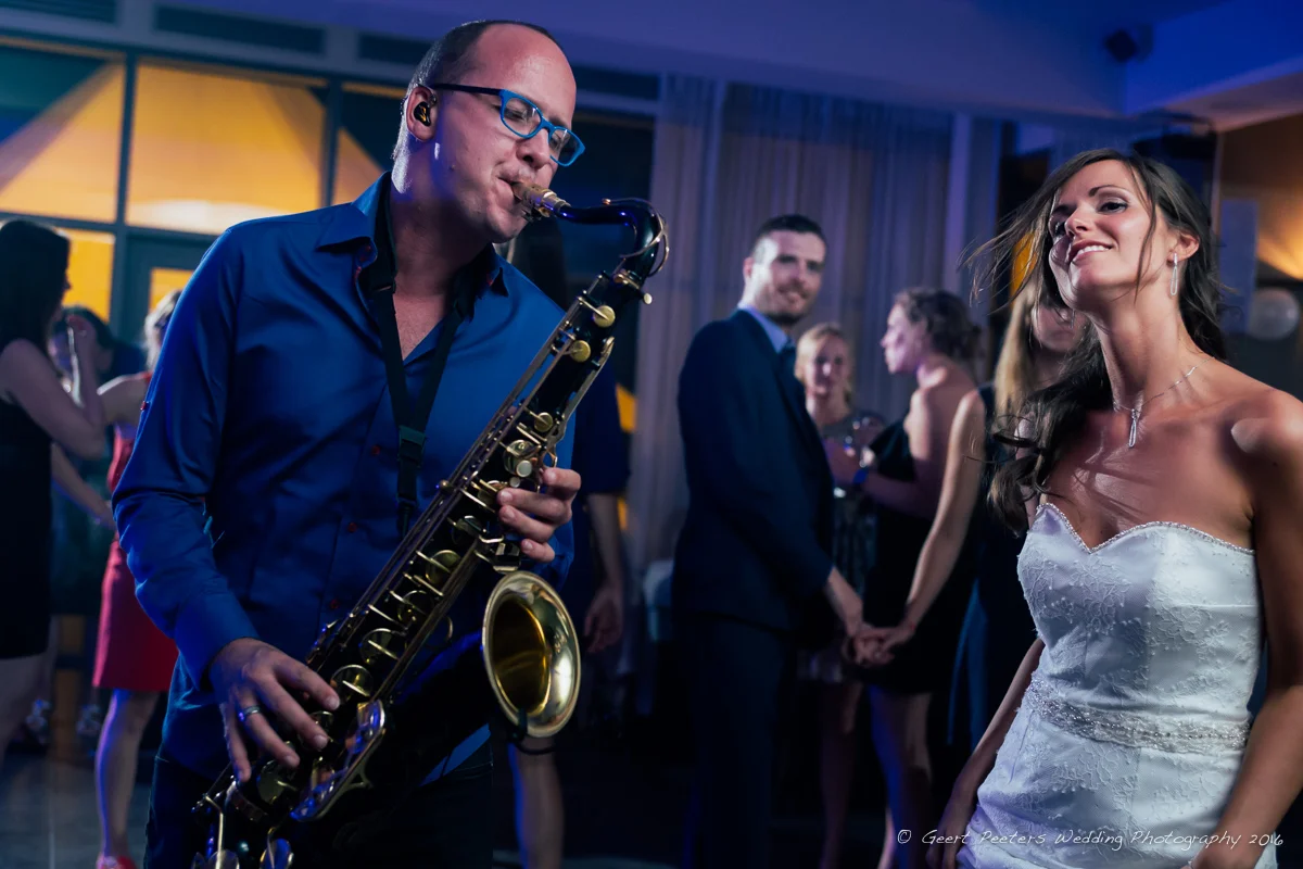 Bruid danst op haar trouw met saxofoon in Hof van Beatrijs te Lier