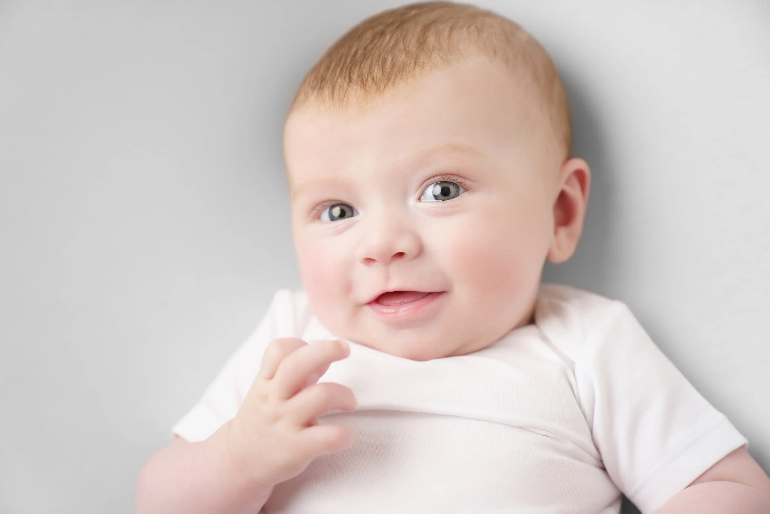 baby in witte romper op witte achtergrond