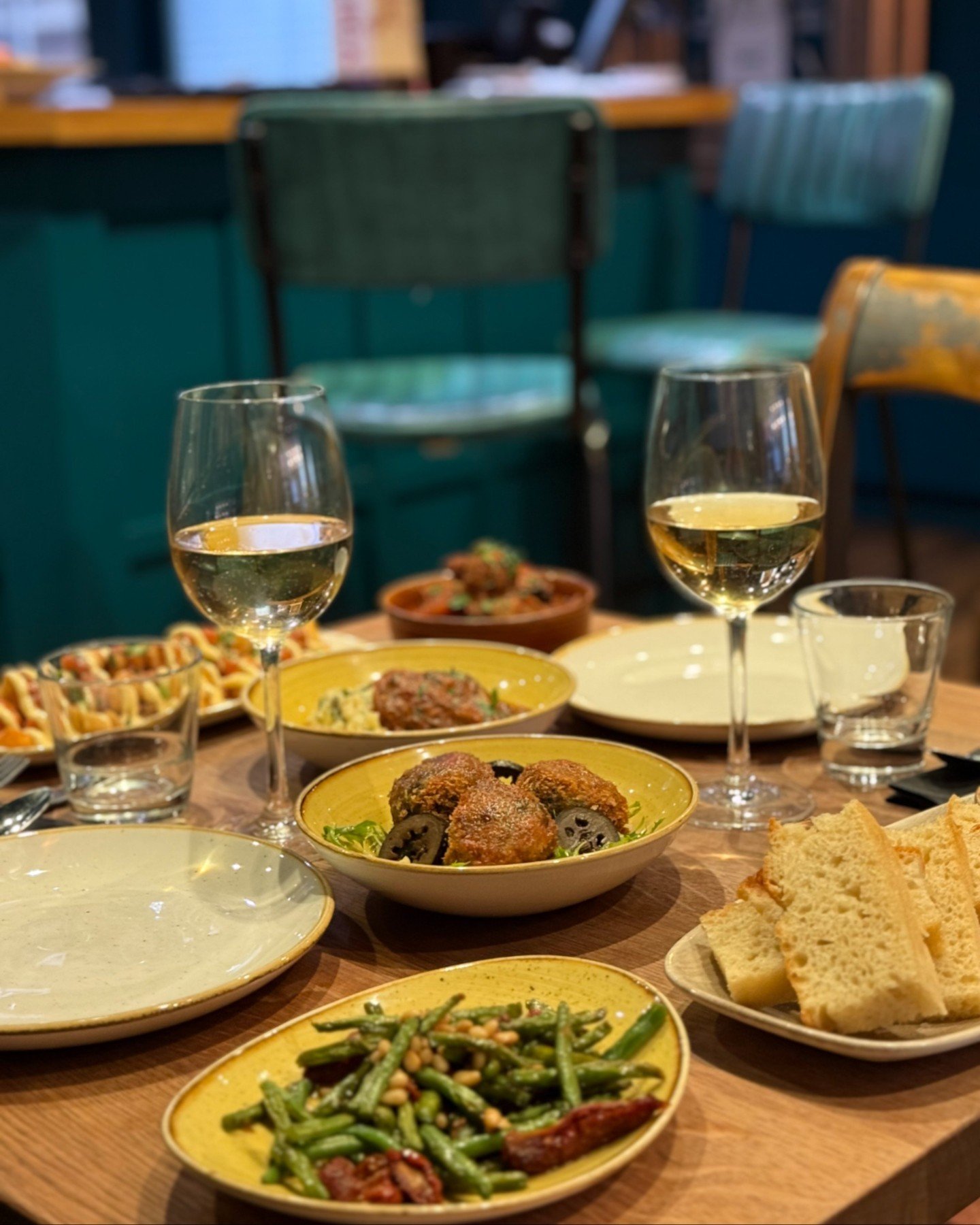The perfect set up: plates that taste as good as they look and wine that goes down a bit too easily 🧡

Who's joining us this week?