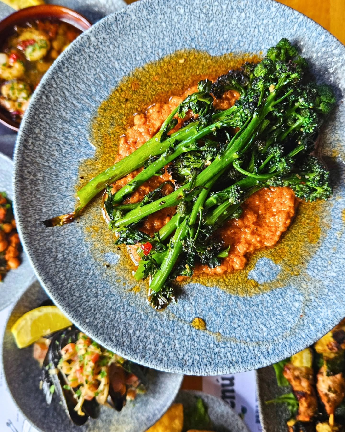 🥦 Br&oacute;coli con Romesco (vg) 🌟

Meet one of our new favourites 👋

We char tenderstem broccoli and serve it on our vibrant, thick and deeply flavoured romesco sauce, then drizzle it with a smokey-sweet hot maple syrup 

A gorgeous addition to 