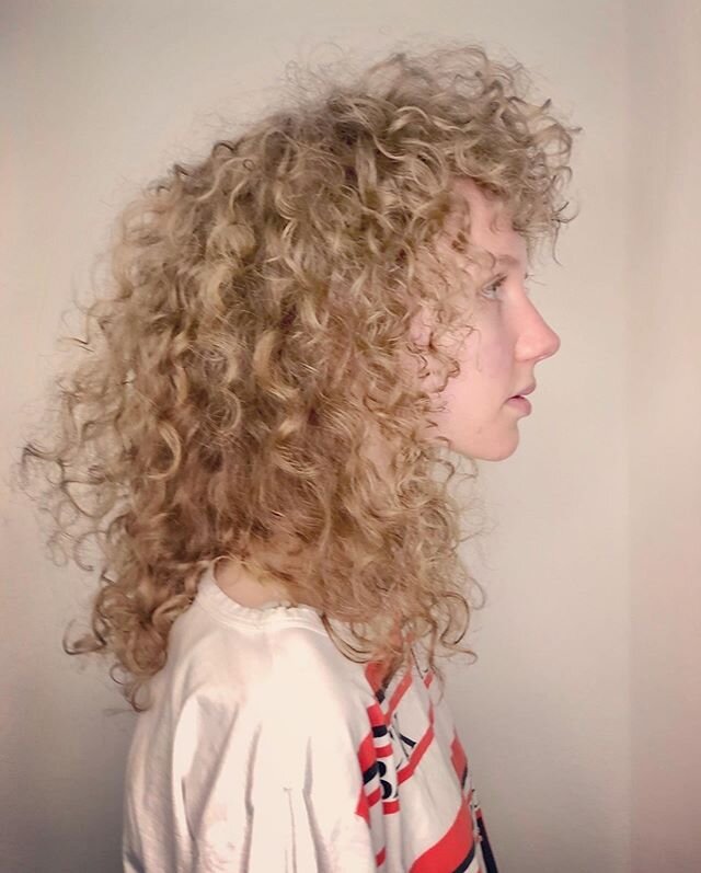 For the love of curls. Awesome haircut by Anton using Essential, Editorial Swirl and Beach Muse🖤
#noirsalons #noirstockholm #noirstockholmhaircare #hairbynoir #essential #editorialswirl #beachmuse