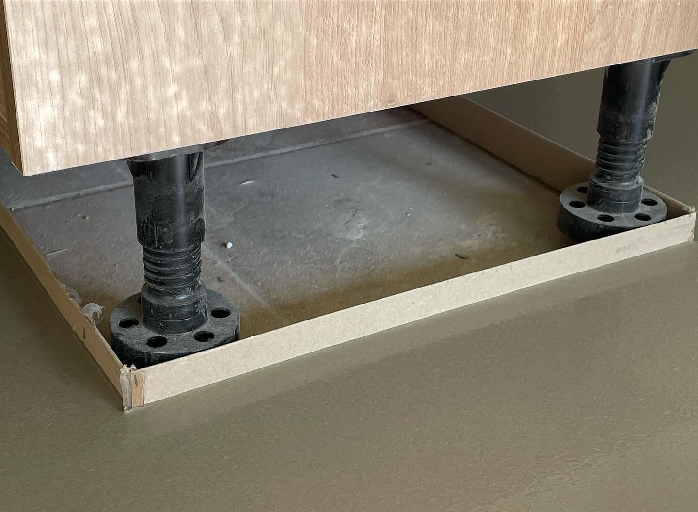 At last a kitchen fitter/builder using their brains&hellip;. Using the packing from the kitchen cabinets as a latex barrier. Almost Zero packing waste 👏🏻👏🏻👏🏻#boundaryflooringltd #lvtflooring #lvt #floorprep #yougetwhatyoupayfor #latex #zerowast