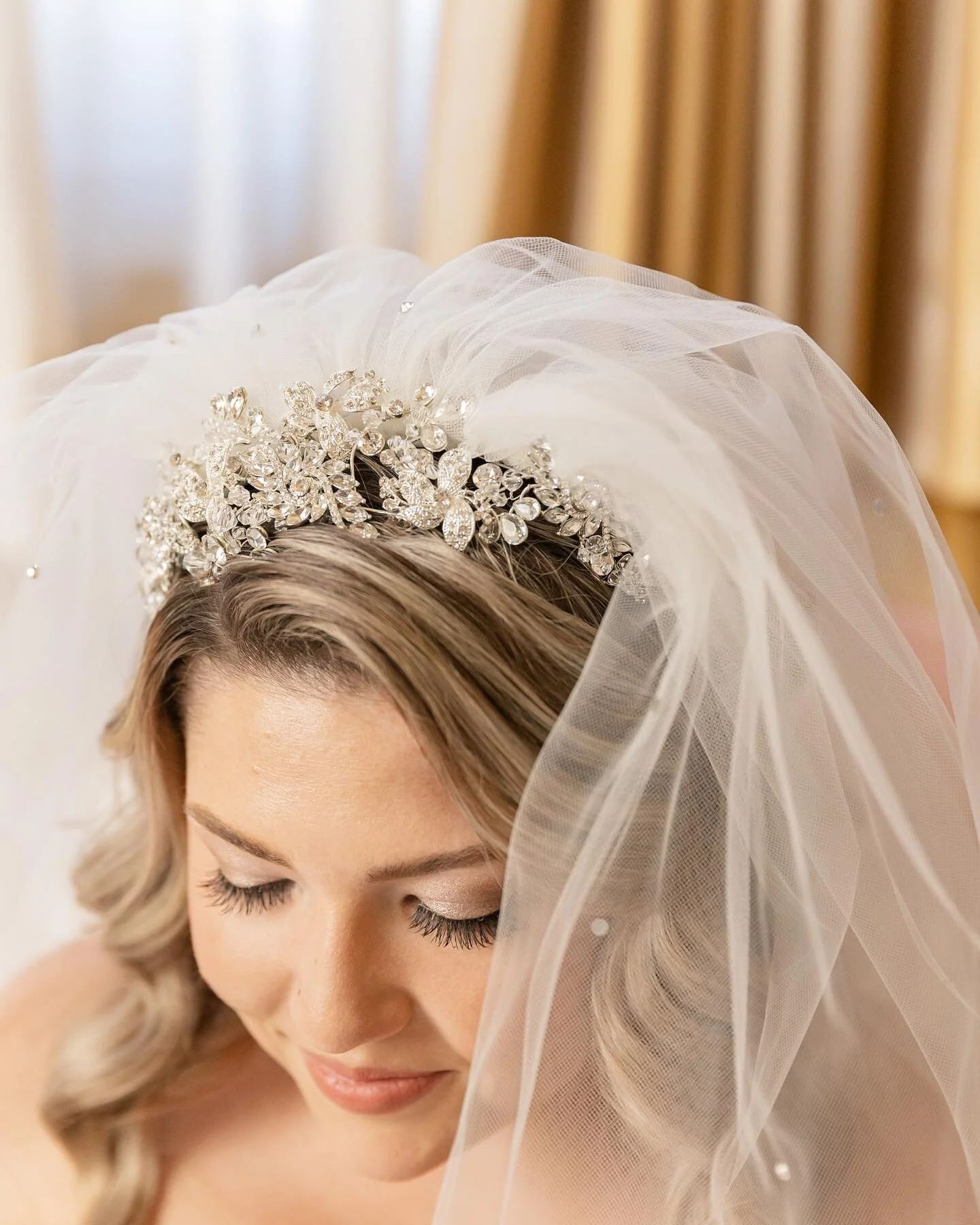 ✨ The final touch to your bridal look is all in the details! ✨ Whether it's a delicate hair vine, a classic tiara, or whimsical hairpins, the right accessory can add that extra touch of elegance! 💖 
🏩 Venue: @providencepubliclibrary 
📸 Photos: @s