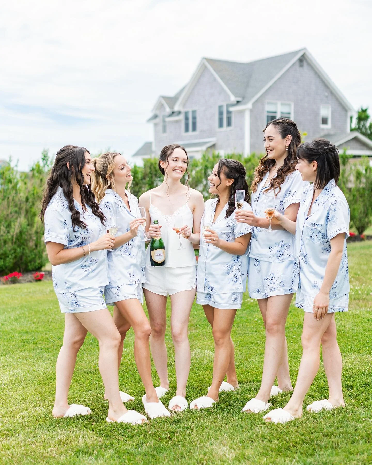 Dreaming of warm & sunny days up here in New England ☀️
🏩 Venue: @springhouseweddings @springhousehotel 
📸 Photos: @lauraklacikphotography 
#naturalmakeup #rimakeupartisit #ribrides #newportbrides #bridalmakeupartist #mua #instabeauty #weddin