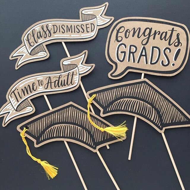 Self Isolation or Big Celebration our kids are graduating! Whether it be kindergarten, middle school, high school or college/university it&rsquo;s time to smile with pride! ⠀⠀⠀⠀⠀⠀
Perfect for selfies and photo booths our grad #posecards keep it styli