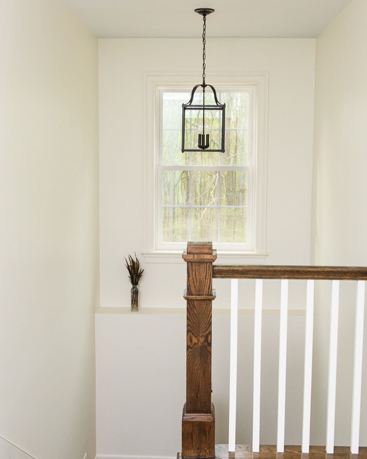 Serene simplicity
.
Calming casts of natural hues centered around the homes original fireplace
.
.
.
#modernfarmhouse #naturalhome #naturalhomedecor #woodbeams #woodfloors #fireplacedesign #beautifulhomes #beautifulhomesofinstagram