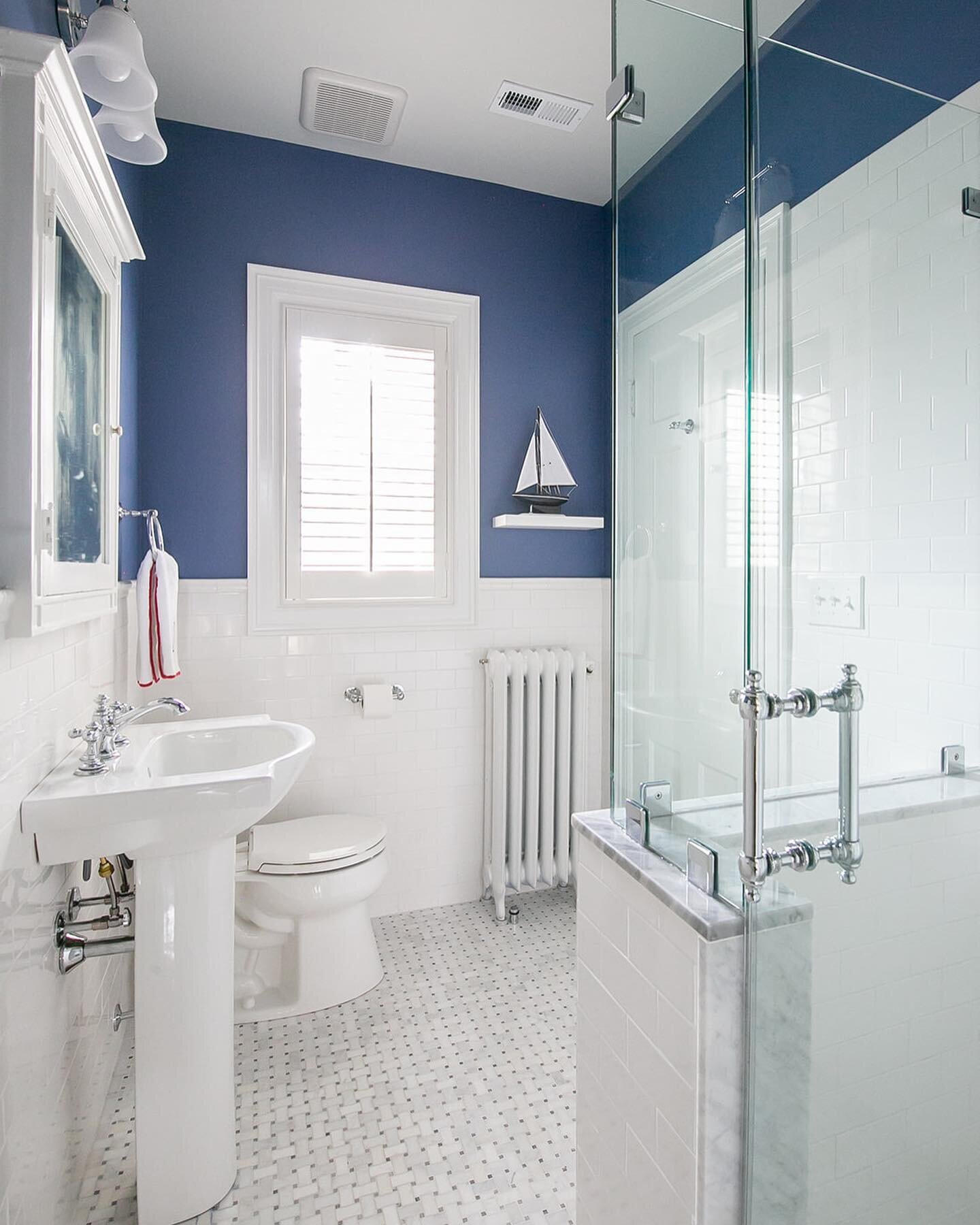 Nautical &amp; timeless kids bathroom ⚓️
.
Swipe for the after photos!
📸 @maryneumannphotography
.
.
.
#beforeandafter #beforeandafterbathroom #traditionalbathroom #nauticalbathroom #bluebathroom #subwaytile #basketweavetile #traditionalhome #oldhom