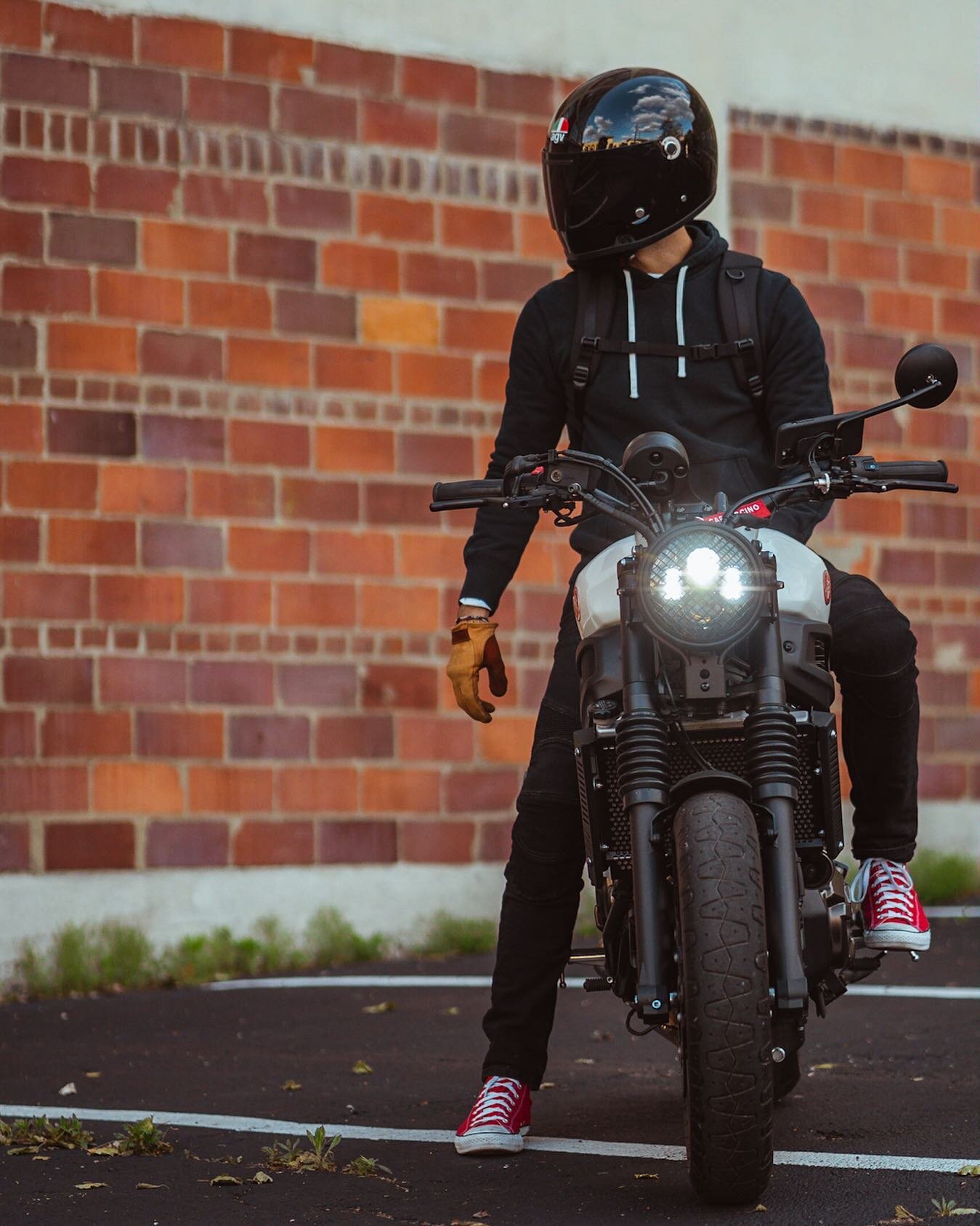 Which way is it to open-road?!
.
.
.
.
.
.
.
.
.
#blackonblack #uglybrosusa #ridinggear #moto #motorcycle #caferacerscrambler #caferacer #motorbike #bikelife #agvx3000 #bratmoto #motophotography #scrambler #chucktaylor #braap #motorider #motolife #mo