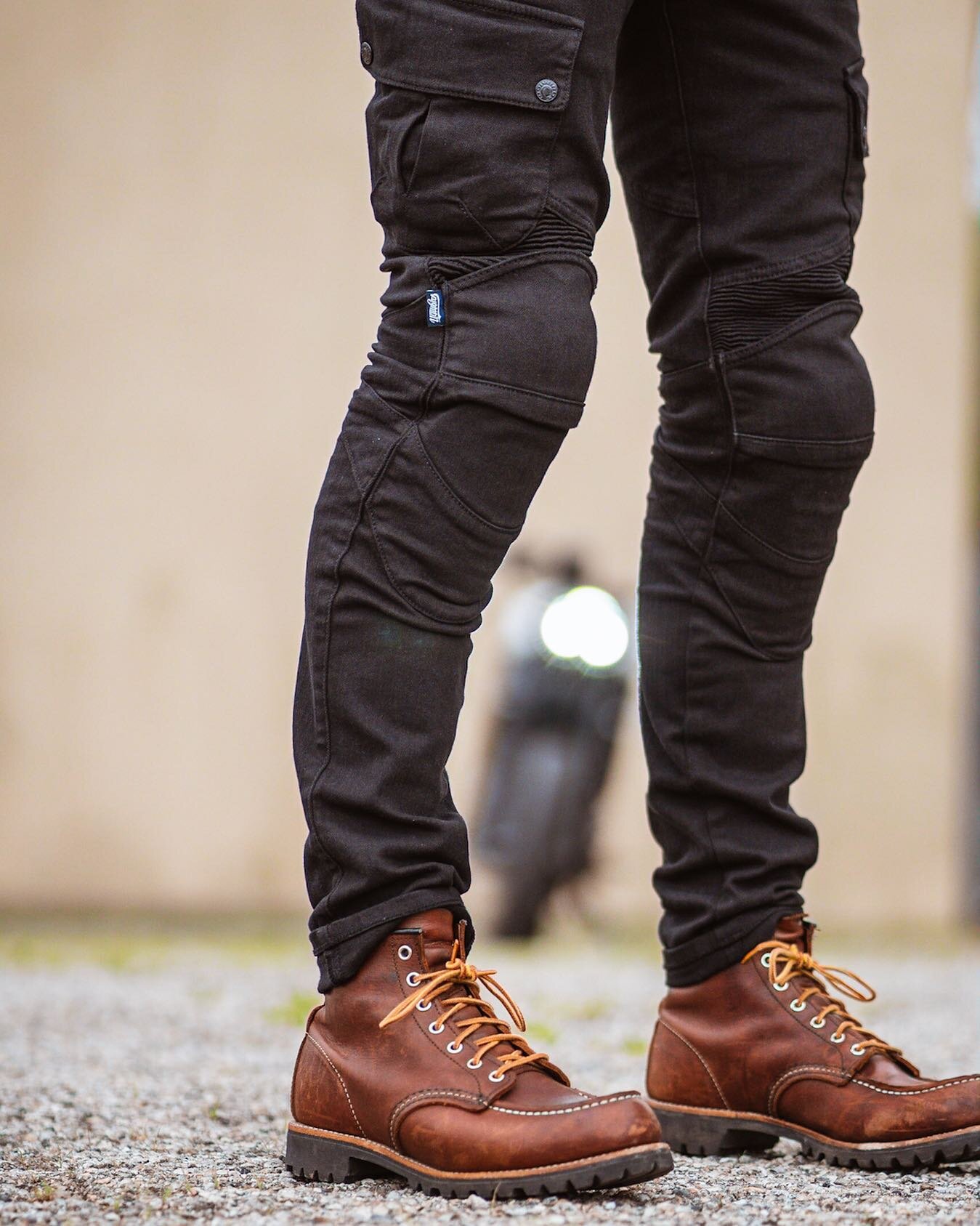 These boots were made for walking ... no way! Riding!
.
.
.
.
.
.
.
.
.
#redwing #uglybros #ridinggear #motorcyclejeans #motorcycle #caferacerscrambler #caferacer #motorbike #bikelife #madeinusa #bratmoto #motophotography #scrambler #gear #braap #mot