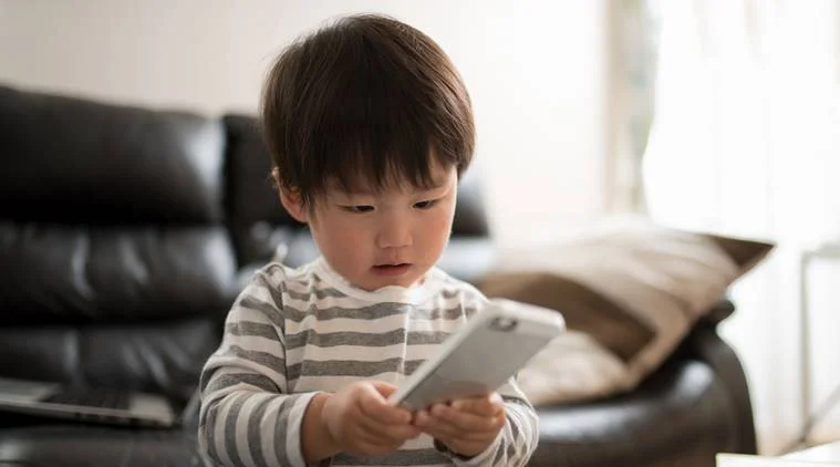 kids-with-phone-thinkstockphotos-759.jpg