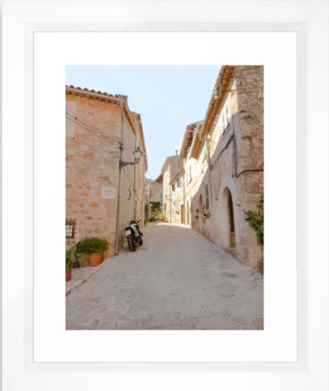 Sunny Alley in Mallorca.png