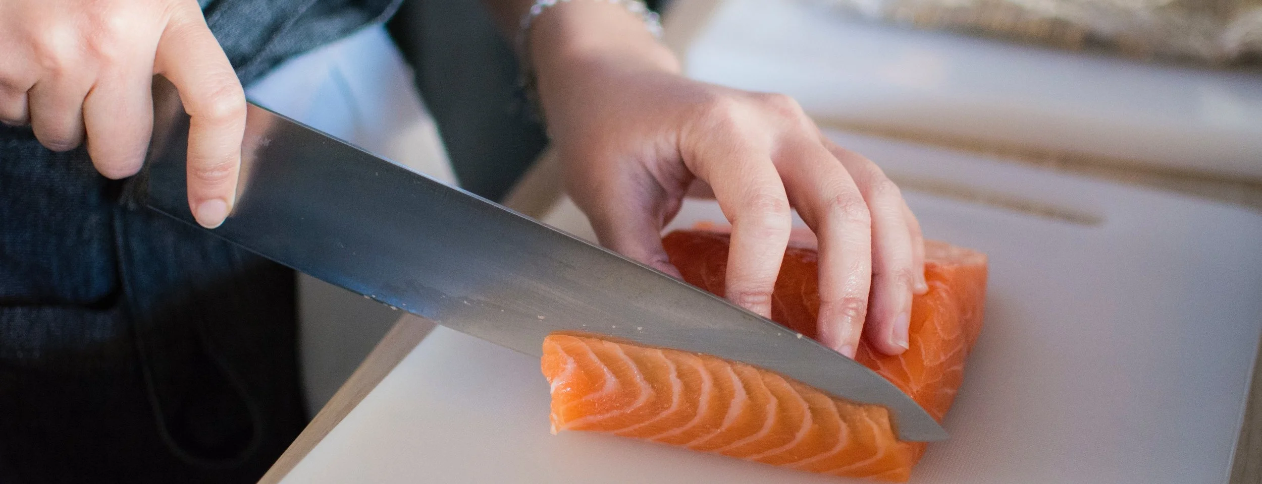 fish-food-hands-1409050.jpg