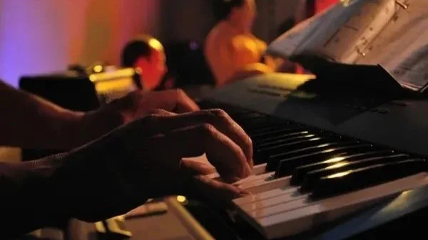 The Chain (Fleetwood Mac, afternoon) + Dueling Pianos (evening) at the Oar 