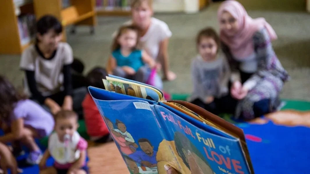 Cuentos/Storytime &amp; Crafts