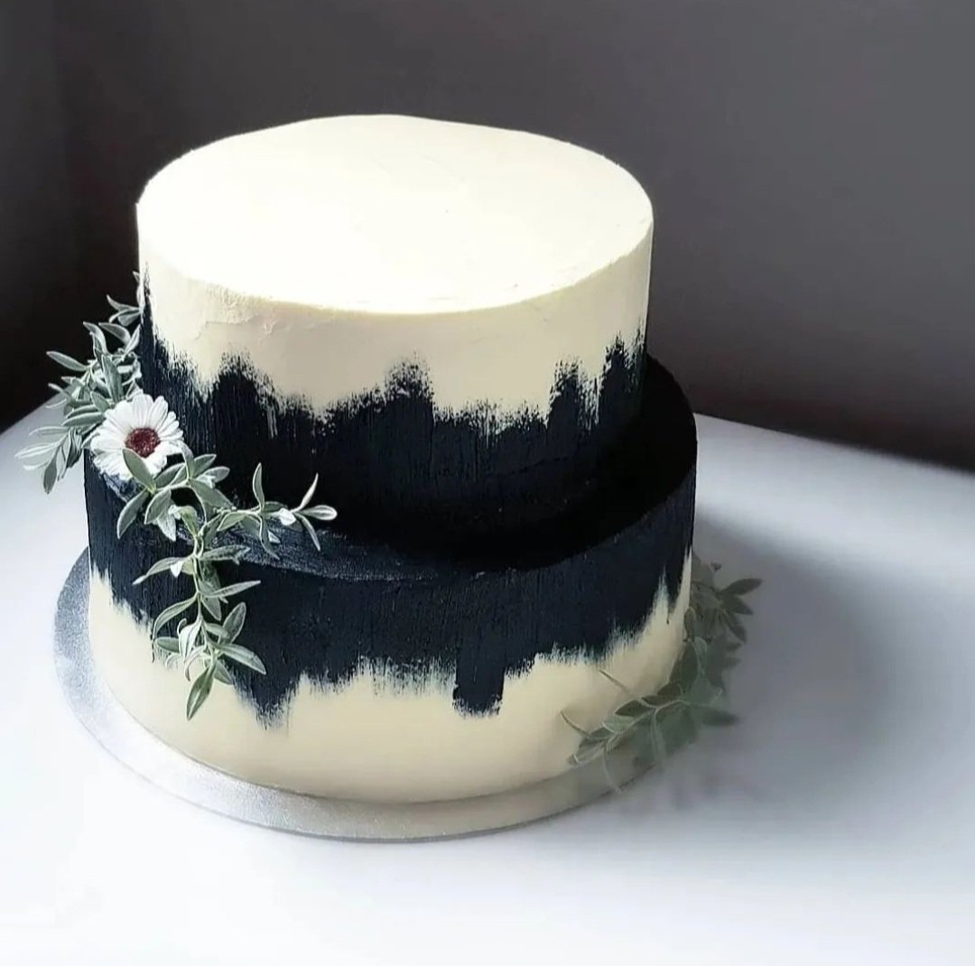 Textured monochrome wedding cake.jpg