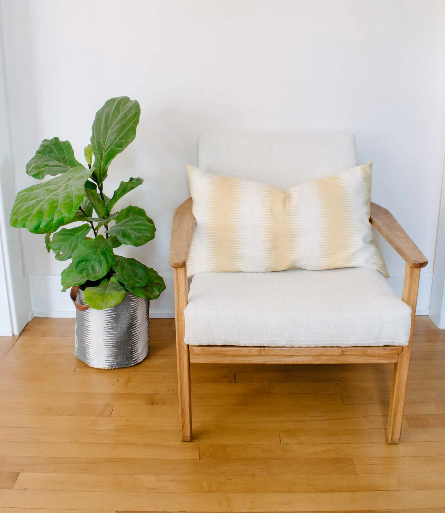 The Ultimate Guide To Revamp A Mid-Century Chair (On The Cheap)