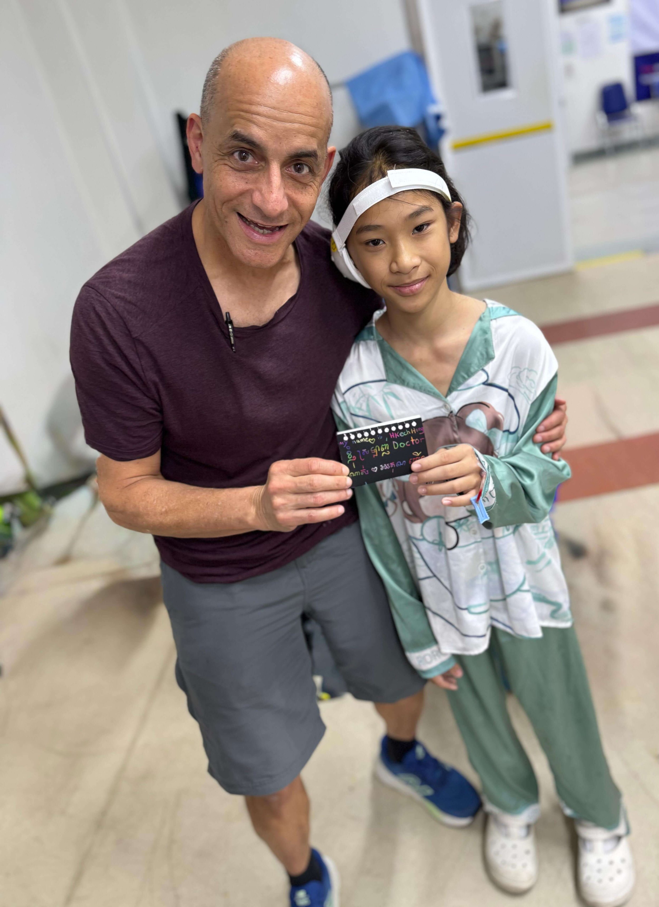 Dr Arash Babaoff receives a small gift of artwork