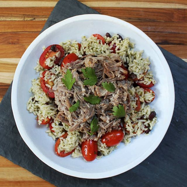 👻 it's Halloween and it's only right eat a boo-rito bowl for lunch and candy for dinner 🎃
.
Grapefruit-marinated pulled pork, long-grain rice tossed in a bright chimichurri packed with cilantro and parsley, and cherry tomatoes.  Endless variations 