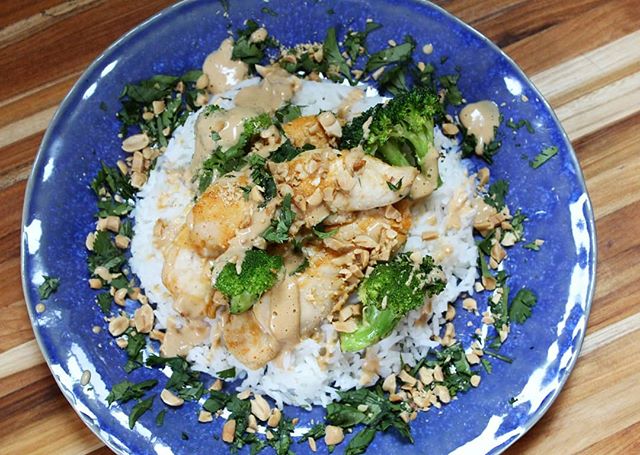 Lemongrass peanut chicken and broccoli served over rice topped with (extra) peanut sauce, cilantro peanuts. Yes, please🙋🏼&zwj;♀️.
.
If you're plant-based, this works well with tofu and it's fantastic with cauliflower rice if carbs aren't your thing