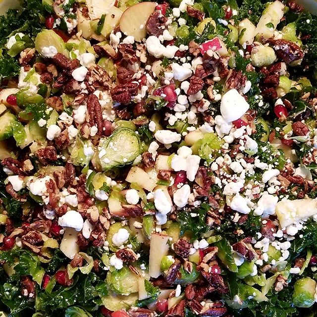 Loaded kale &amp;  brussles salad🥬🍎🥗😊
.
The perfect lunch if you need to brighten your afternoon. A light, lemony vinaigrette tenderizes the kale and brussels. Loaded with apples, pomegranate, toasted pecans, and goat cheese (optional), you won't