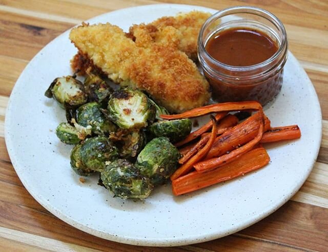Chicken tenders with parmesan roasted brussles and carrots: kid-approved, husband-approved, and also fills half the plate with veg🥬🍗🥕
.
#SoultoPlate #nourishplate #eatmoreplants #organic #eatrealfood #inhomemealprep #personalchef #bostonfood