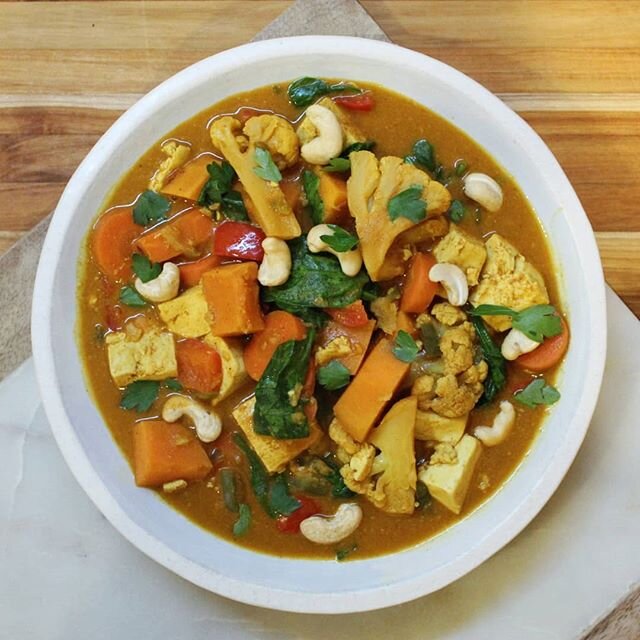 Warm bowls of veggie-packed Cashew Coconut Curry on repeat all winter long🍲
.
#SoultoPlate #nourishbowls #eattherainbow #eatmoreplants #organic #eatrealfood #ambitiouskitchen #inhomemealprep #personalchef #bostonfood