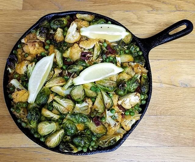 Loaded Vegetable Paella. Yes, please 🙋🏼&zwj;♀️.
.
Brussels, cauliflower, green peas, and chorizo stud this smoky, flavor-packed paella. 
#SoultoPlate #nourishbowls #eattherainbow #eatmoreplants #organic #eatrealfood #inhomemealprep #personalchef #b