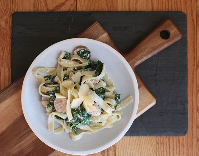 Creamed spinach pasta with chicken sausage 🍝😍.
.
With options to make vegan, pescatarian, or paleo...this pasta will make everyone on quarantine happy at dinner!
#SoultoPlate #nourishbowls #comfortfood #eatrealfood #inhomemealprep #personalchef #bo