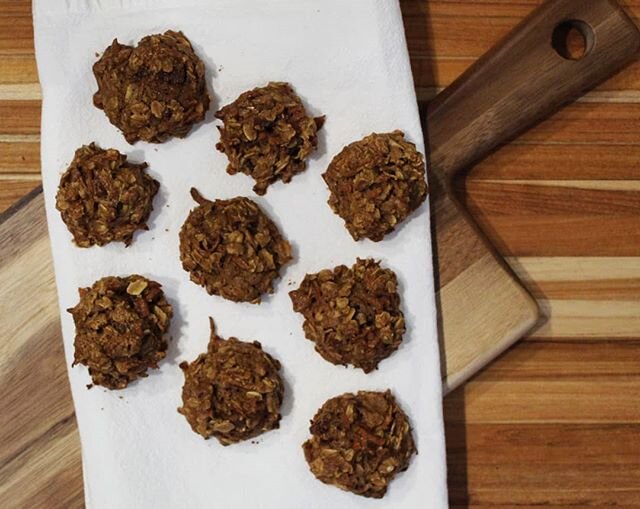 Springtime Carrot Cake Cookies 🥕🍪.
.
Packed with carrots, oats and whole wheat flour (and no refined-sugar), it's safe to say these are appropriate for breakfast, lunch, AND dinner. 
#SoultoPlate #eatrealfood #ambitiouskitchen #springtreats #eatmor