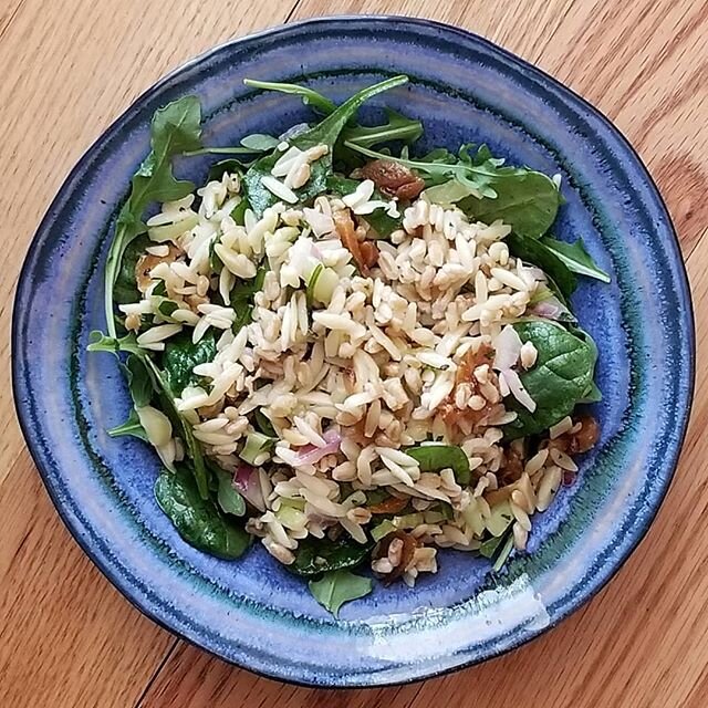 Nutty farro &amp; orzo salad🥬🍑🥗.
.
Farro and orzo with dried apricots, baby spinach, arugula, celery, red onion, and slivered almonds in a bright lemon vinaigrette. A dish to put on repeat this spring. 
#SoultoPlate #nourishbowls #eattherainbow #e