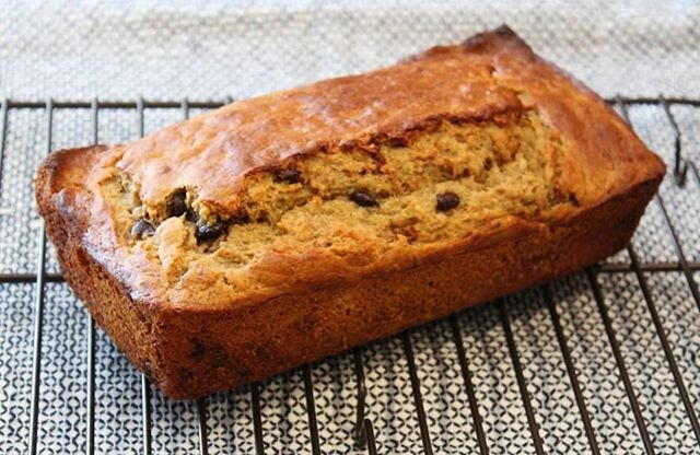 Rainy Sunday mornings are made for chocolate chip banana bread 🍌🍫🍞.
.
Sweetened with a touch of honey, this whole wheat, dairy-free version has no refined sugars (and it's still husband-approved) to keep you feeling nourished during quarantine.
#S