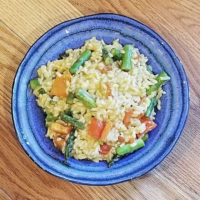 Spring vegetable risotto, the solution for when you want comfort food but also some nutrient-packed veg🥕🥘😍.
.
This creamy risotto stars asparagus, red bell pepper and shallots in every bite. Whether you're vegan or gluten-free, it can easily accom