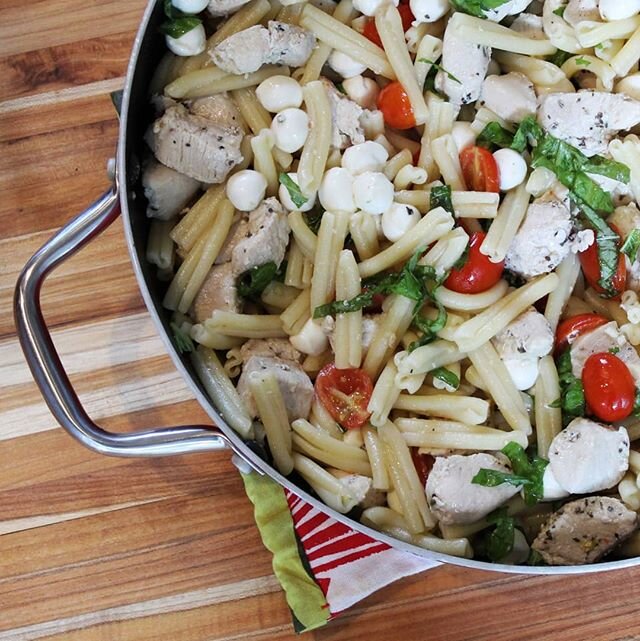 Chicken caprese pasta b/c it's good for the soul 🍝
.
A bright, colorful pasta dish that is perfect for spring and can be modified to meet any dietary needs. 
#SoultoPlate #eattherainbow #nourishbowls #comfortfood #bostonfood #inhomemealprep #persona