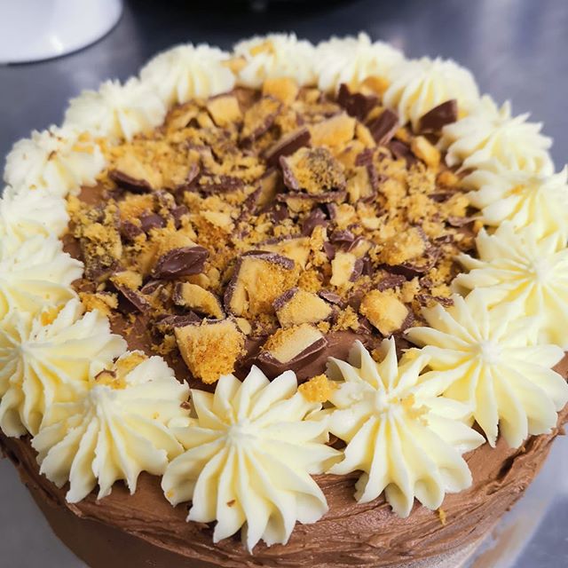 Chocolate cake with honeycomb icing and crunchie bar extras 😋🍫🍰