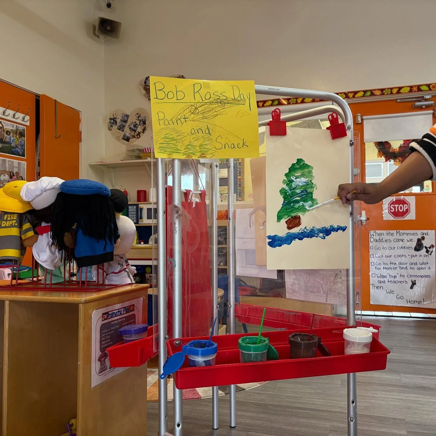 The Orange Room is enjoying a fun Paint and Snack today! 🍪🎨