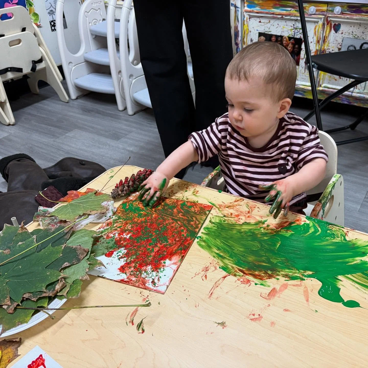 The Rainbow Room had a blast painting with the leaves they collected with their families!🍂🍁