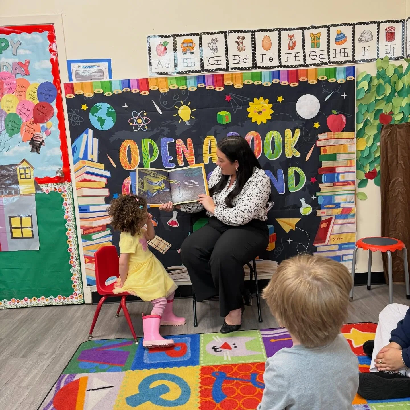 Thank you to our guest reader who read to the Rainbow Room and the Red Room today!🤩