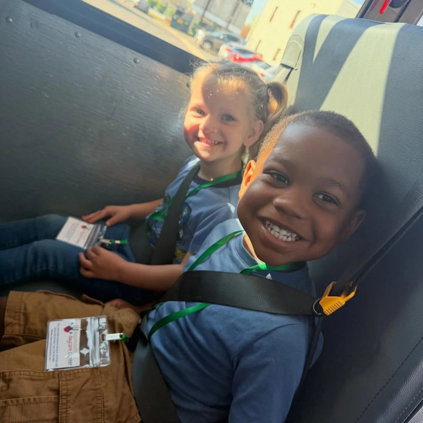 The Green Room enjoyed their field trip to @algonquinartstheatre this morning! The bus ride was just as fun as the show💚