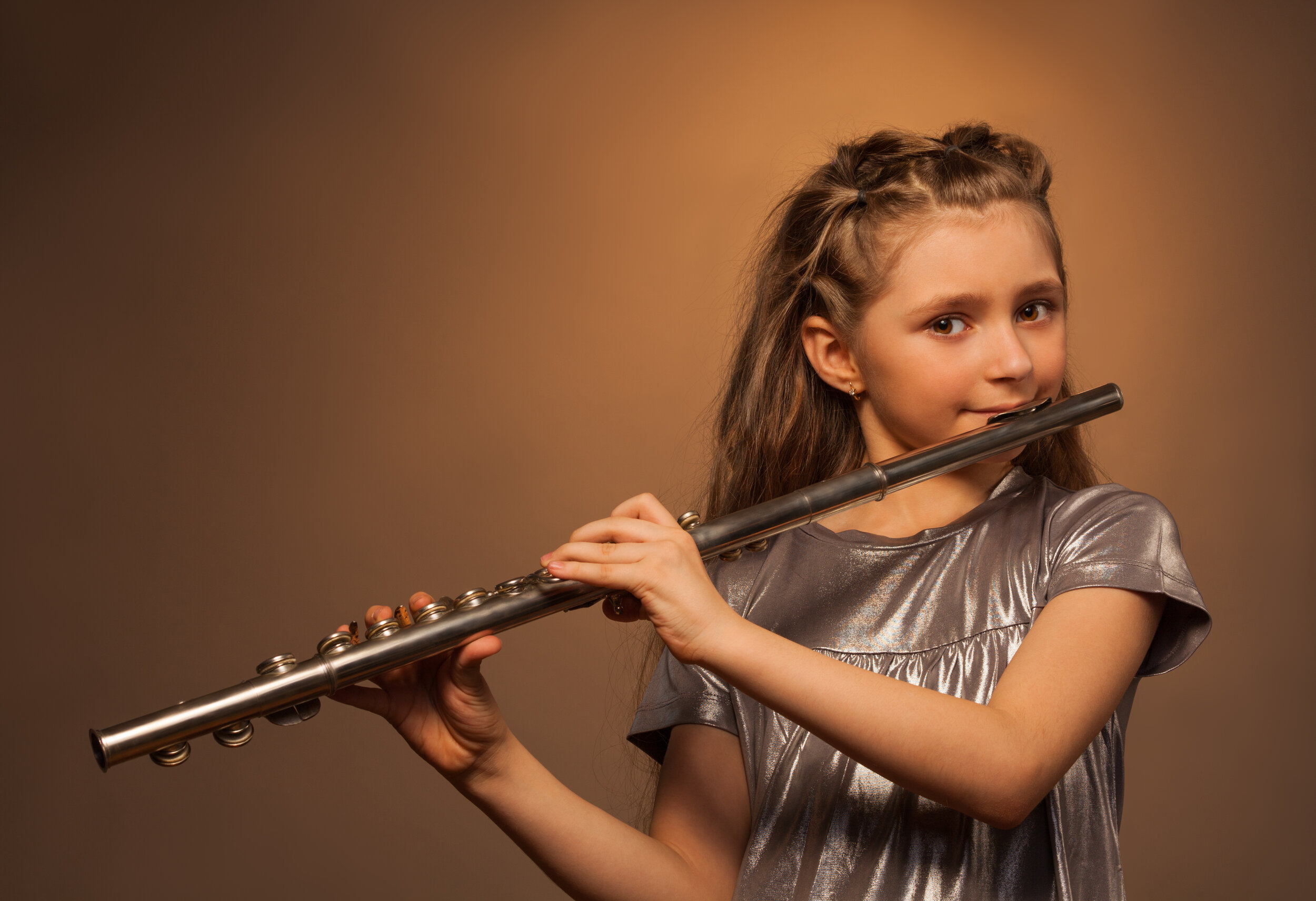 Play the flute. Флейта для детей. Ребенок флейтист. Дети играют на музыкальных инструментах. Девочка с музыкальным инструментом.