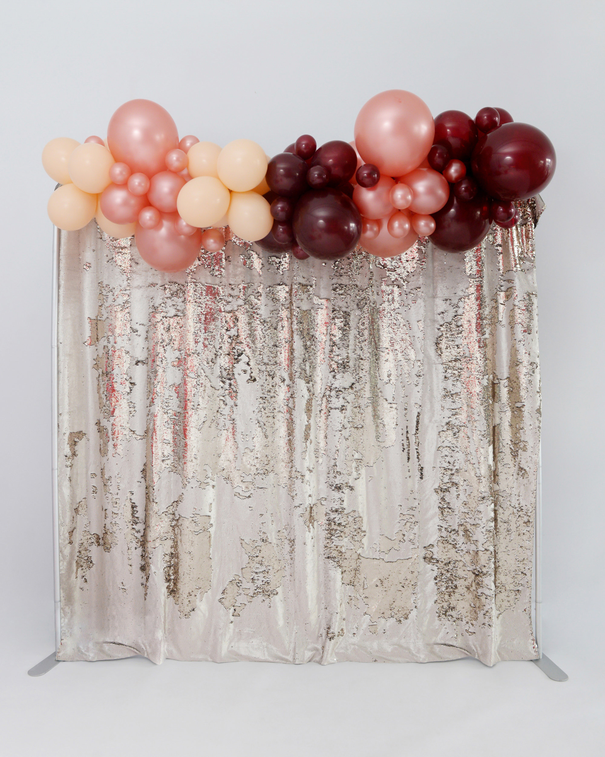 Que Syrah Syrah Balloon Garland Kit with backdrop