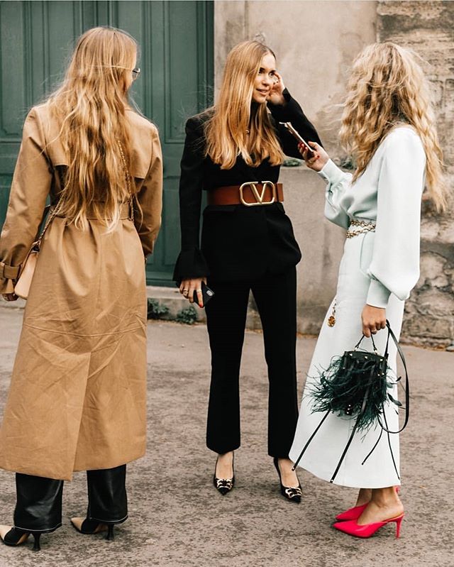 Need this @maisonvalentino belt in my life stat. 🖤🖤🖤 Also love all these outfits and colour tones. Winter I am ready...
📸 @collagevintage