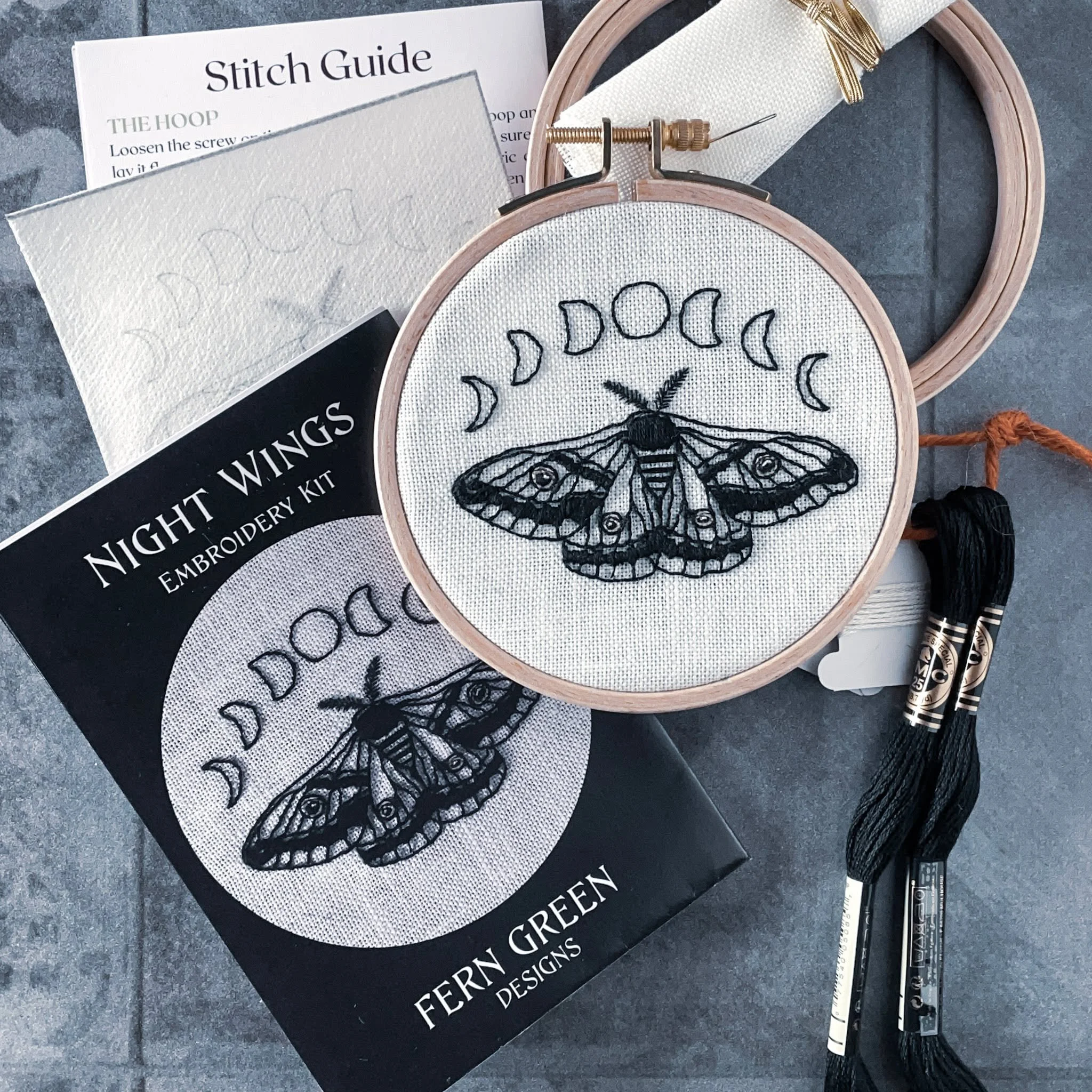 🌘 𝔖𝔲𝔪𝔪𝔢𝔯 𝔇𝔞𝔯𝔨𝔫𝔢𝔰𝔰 𝔙𝔦𝔯𝔱𝔲𝔞𝔩 𝔐𝔞𝔯𝔨𝔢𝔱 🌒 Artist Announcement 🎙 @ferngreendesigns 

Fern Green Designs offers original embroidery kits, finished embroidery art, and handmade fabric bags. Every piece is carefully designed, stitc
