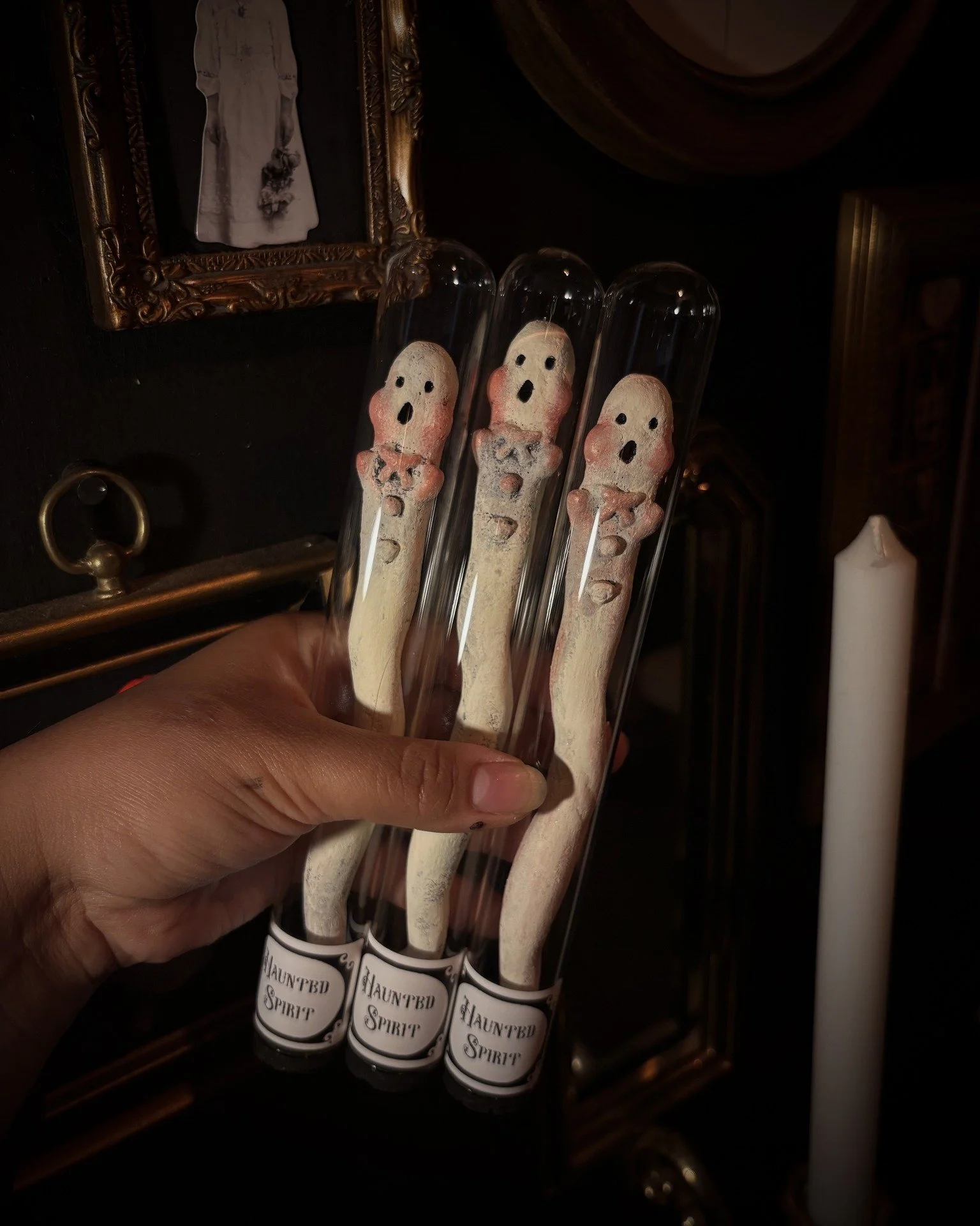 🌘 𝔖𝔲𝔪𝔪𝔢𝔯 𝔇𝔞𝔯𝔨𝔫𝔢𝔰𝔰 𝔙𝔦𝔯𝔱𝔲𝔞𝔩 𝔐𝔞𝔯𝔨𝔢𝔱 🌒 Artist Announcement 🎙 @peculiarcoffin 

The Peculiar Coffin welcomes the curious and peculiar to explore our odd and strange creations ! From trapped ghosts , baby bats , mystery items 