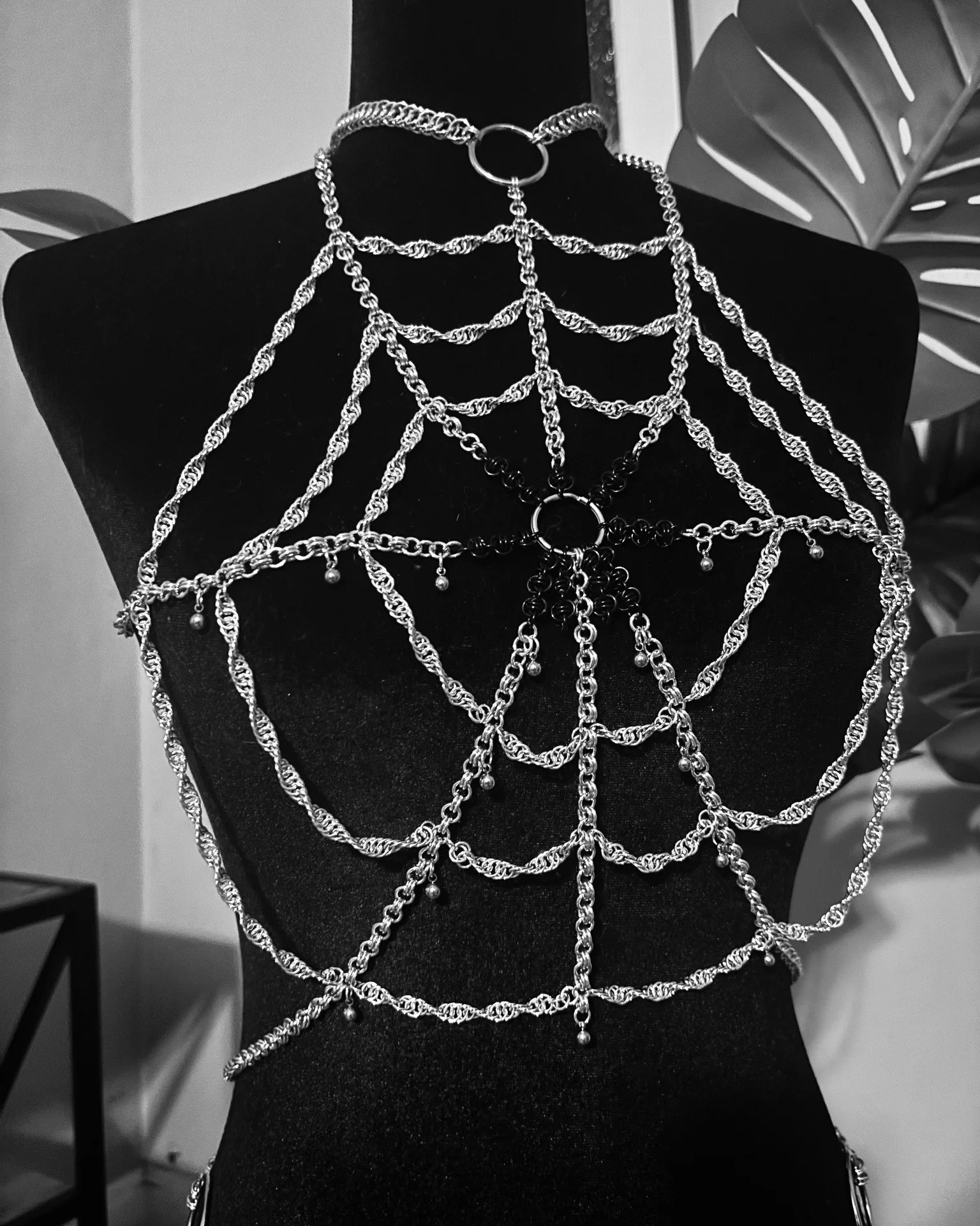 🥀 𝔏𝔬𝔳𝔢 𝔜𝔬𝔲 𝔱𝔬 𝔇𝔢𝔞𝔱𝔥 🥀 Artist Announcement 🎙 @dailydoseofchains 

Julia Dunn handcrafts chainmail jewelry, clothing and accessories. She makes everything from bracelets and chokers to full outfits. She can customize them to fit any bo