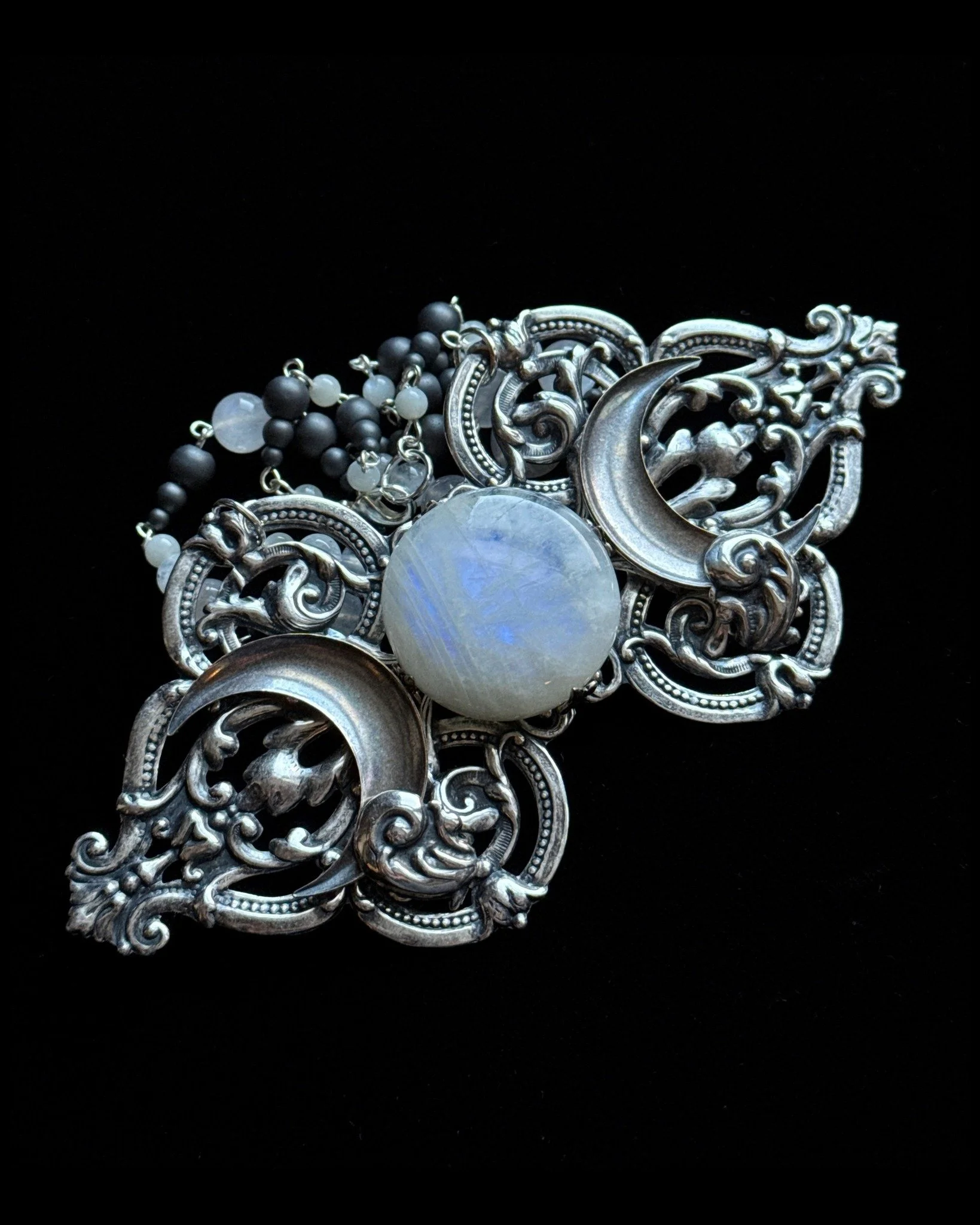 🥀 𝔏𝔬𝔳𝔢 𝔜𝔬𝔲 𝔱𝔬 𝔇𝔢𝔞𝔱𝔥 🥀 Artist Announcement 🎙 @laurelwitting 

Laurel Witting creates meditative jewelry that connect the living with, their beloved dead, their own mortality, and especially themselves. Working with gemstones that have